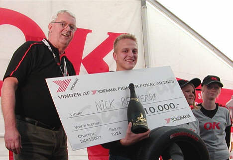 Vinderen af Yokohama Fighterpokalen 2005, Nick Reimersøe bliver lykønsket af Adm. dir. Jørn Rasmussen fra Yokohama.